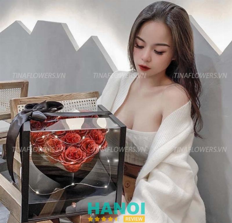 Mặt tiền hoặc không gian bên trong Lela Flower rực rỡ với các mẫu lẵng hoa và bó hoa chuẩn bị cho mùa khai giảng.